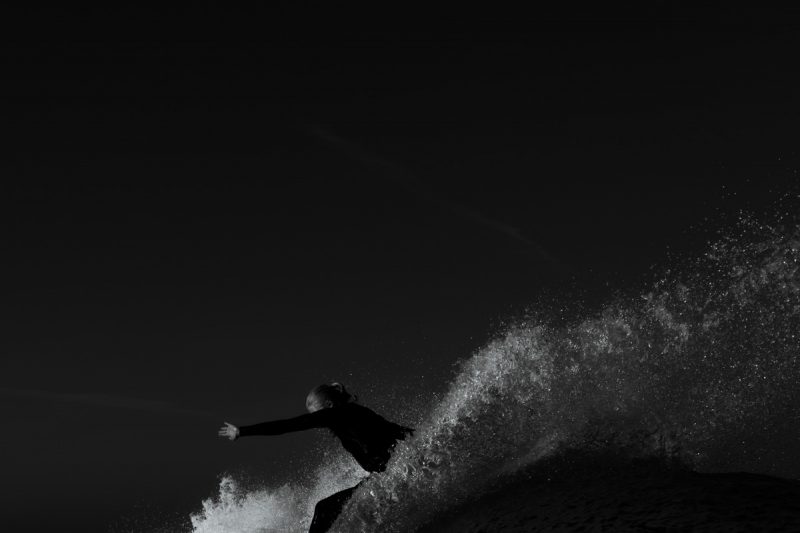 Surfeuse réalisant un virage sur une vague à Hossegor.