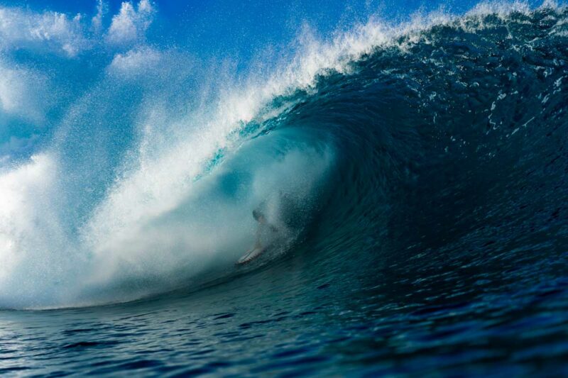 Surfeur dans un tube à Hawaï
